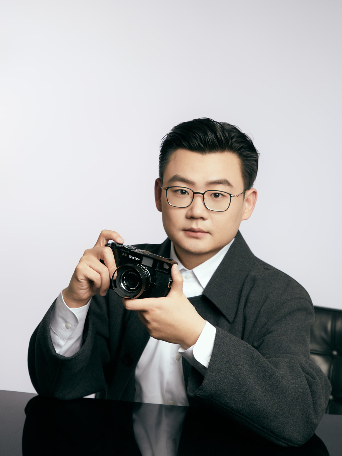赵鹏宇手持相机的个人形象照